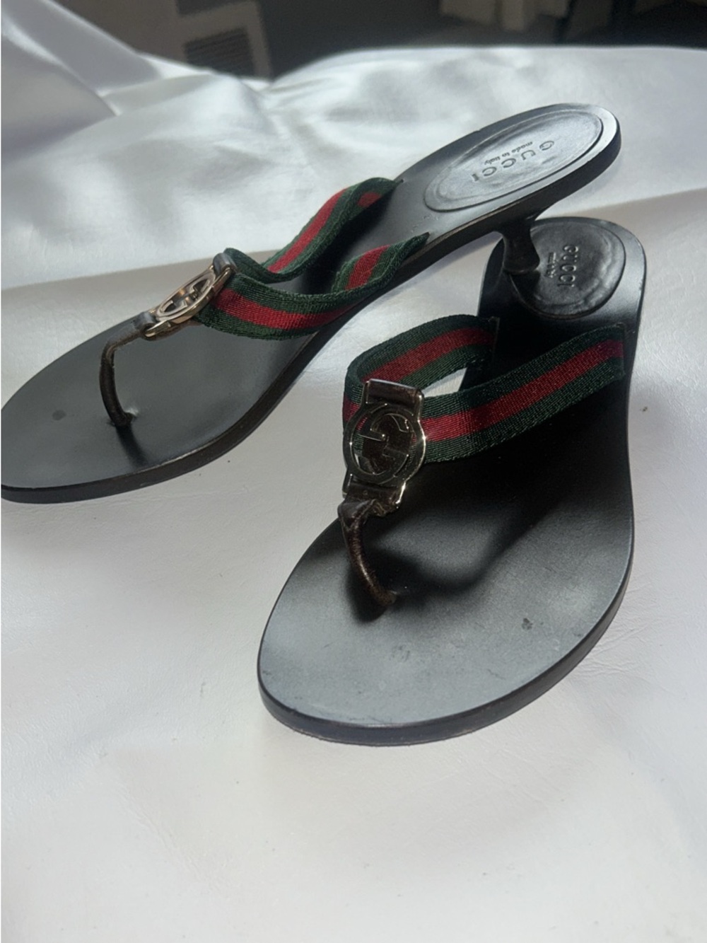 Gucci Black Leather Thong Sandals with Green and Red Web Strap - Picture 3 of 4